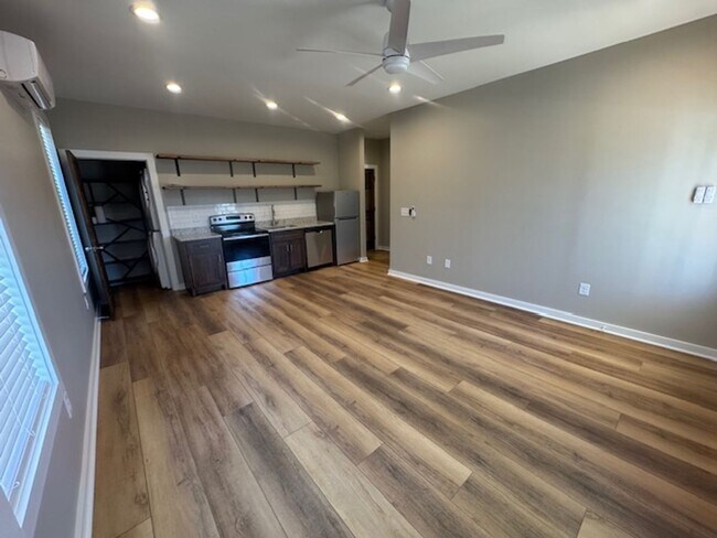 Building Photo - 621 Arthur St