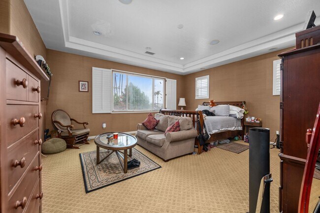 Building Photo - Expansive estate style home - 5 minute drive to SDSU!