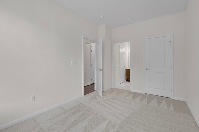 Building Photo - Luxurious 4 Bed 4.5 Bath Brick Townhome In...