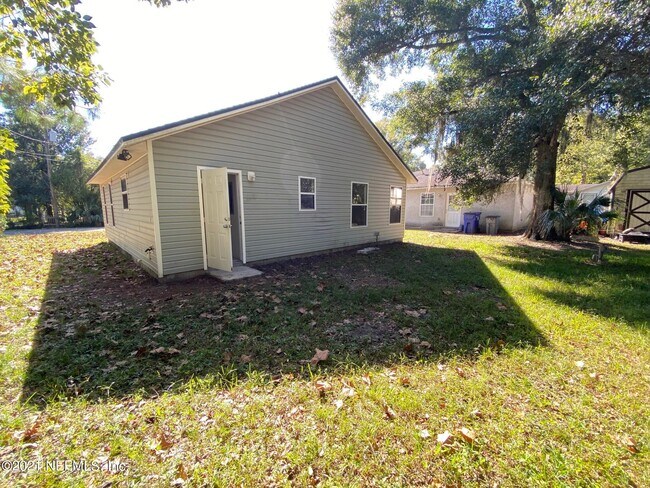 Building Photo - 908 Helen St