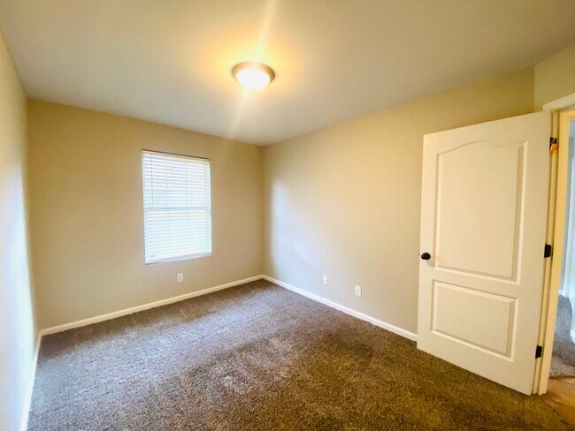 Building Photo - 1728 Thistlewood Dr