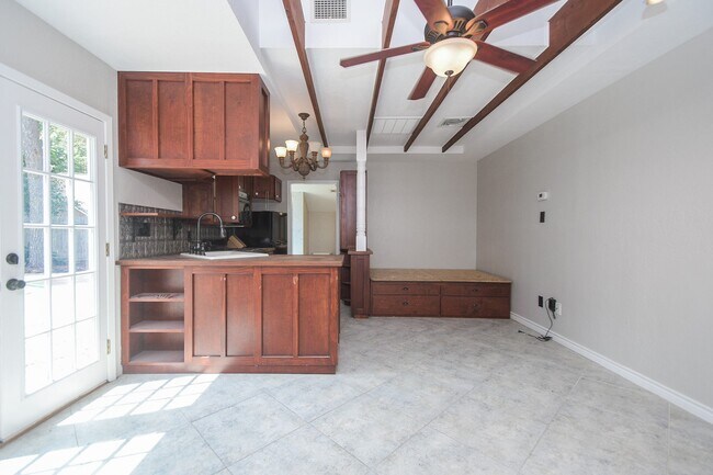 Building Photo - 1006 White Sands Rd