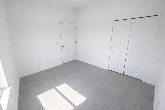 Building Photo - 1141 Columbo Ave S