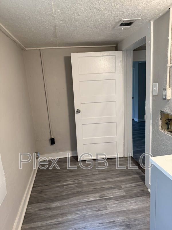 Building Photo - 622 Smoot St