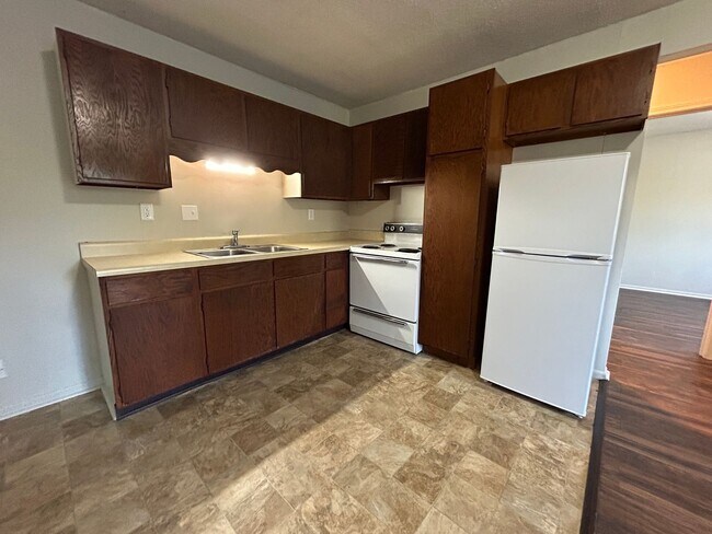 Building Photo - 1 Bedroom, 1 Bath Apartment at the Brookside Apartments!