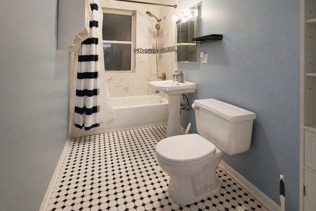 Building Photo - 6042 N Kenmore Ave