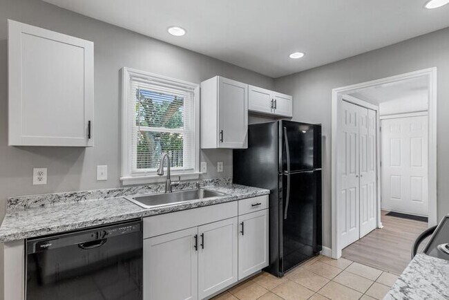 Building Photo - Updated Home with Hardwood Floors, LR & De...