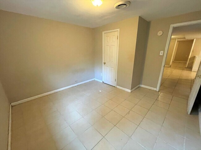 Building Photo - Large Duplex home with giant deck, parking, in quiet neighborhood, Available in June