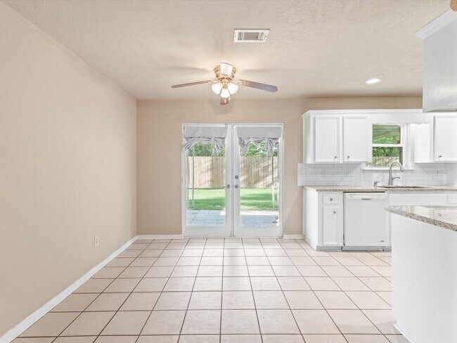 Building Photo - 9811 Charter Ridge Dr