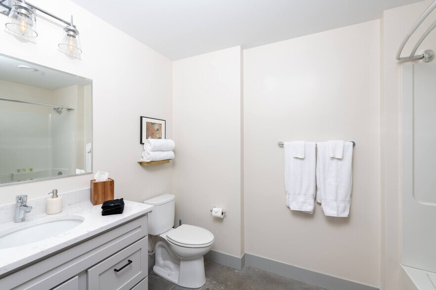 Building Photo - 1009 W Juneau Ave