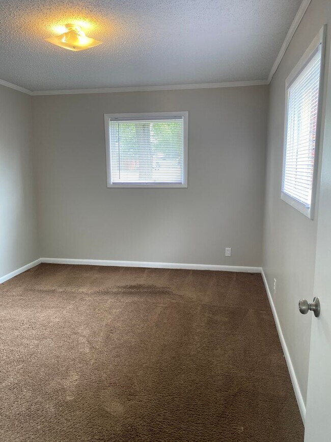 Building Photo - Charming 4 BR, 2 BA, Close to MTSU, 1 Car Garage, Large Carport