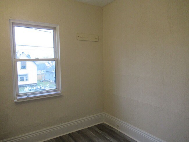 Building Photo - 3 br, 1 bath House - 551 East 12th