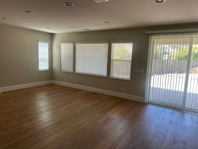Building Photo - Huge Tracy Dream Home!