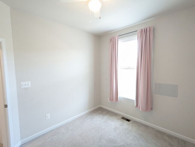 Building Photo - END UNIT newer build in ideal Frederick lo...