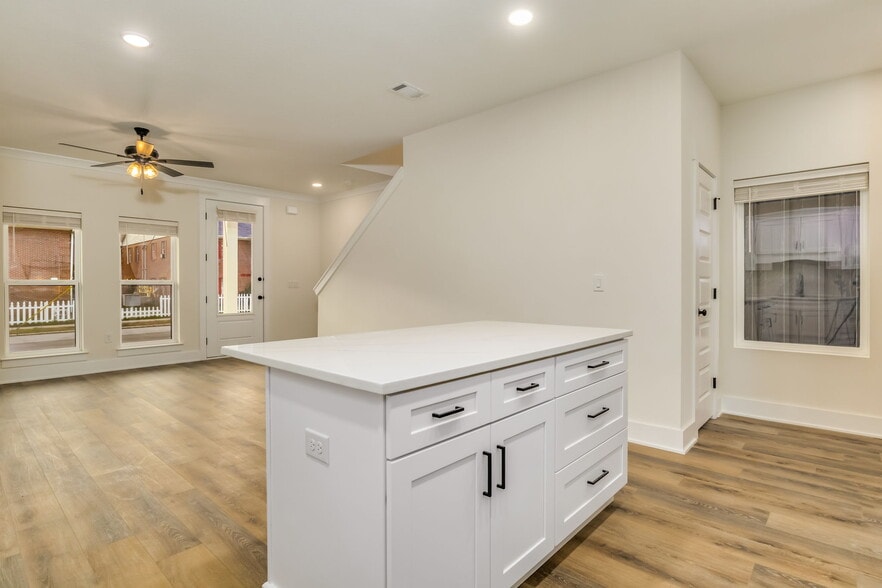 Building Photo - 520 N De Villiers St