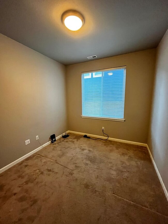 Building Photo - Large 4bed/3bath Home