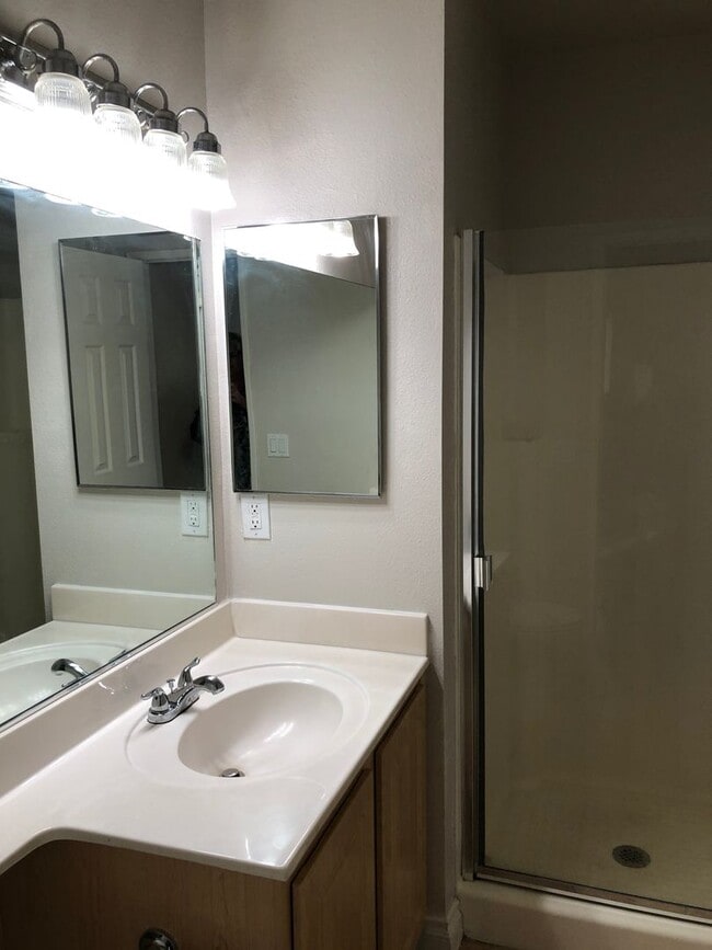 Building Photo - Near Parkway Plaza - 2 Bedrooms/2 Baths with Central Air Conditioning@ Sunterra