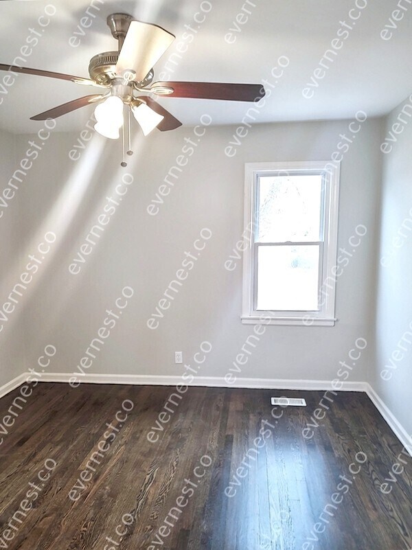 Building Photo - Charming 4-Bedroom Home with Garage / Pet-...