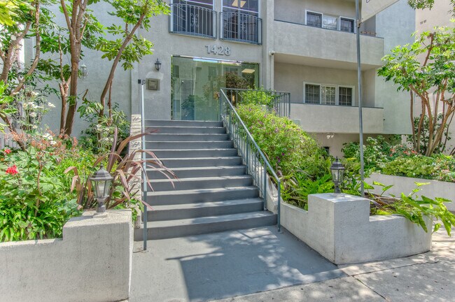 Building Photo - 1428 Kelton Ave