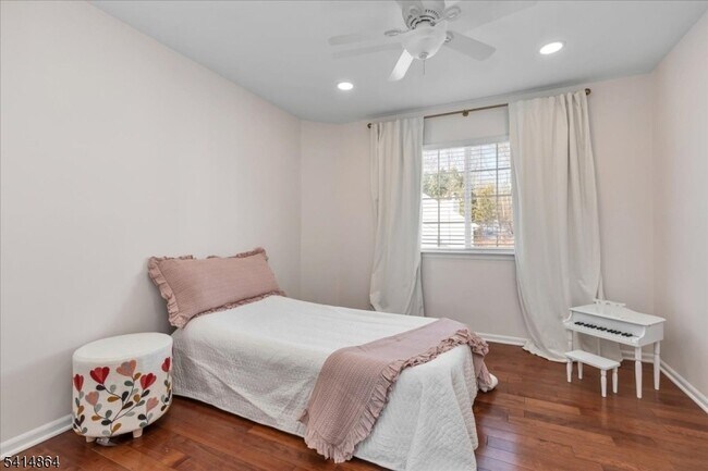 Building Photo - 40 Primrose Ln