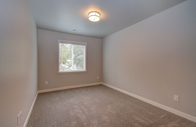 Building Photo - Beautiful Townhouse with Easy Access to Ev...