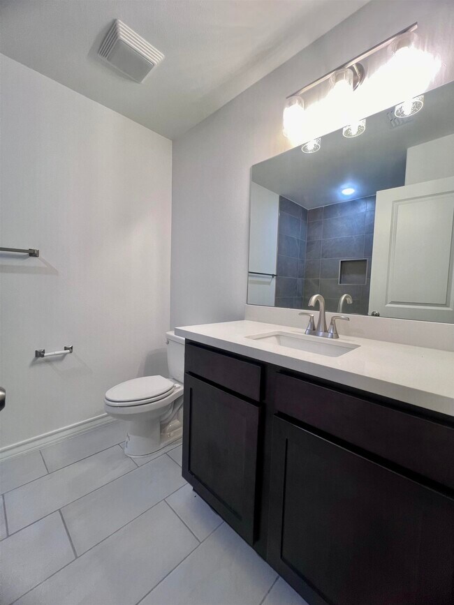 Building Photo - 9910 Bijan Dr