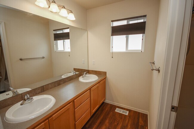 Building Photo - Lovely 3 Bedroom Auburn Condo