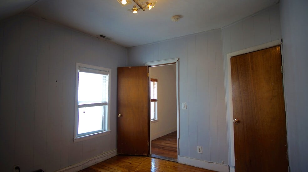 Building Photo - 48 America St