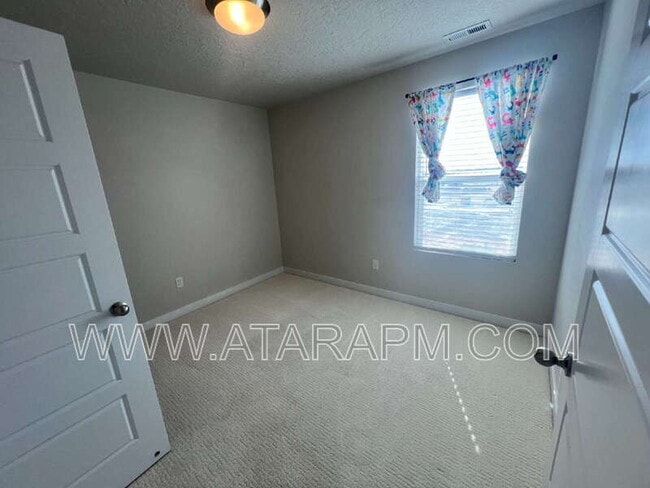 Building Photo - 1754 Oakwood Ln