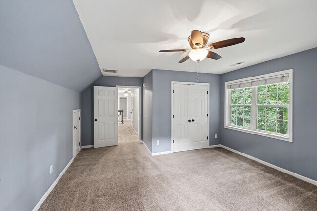 Building Photo - Exceptional 5-Bedroom Home with Finished Basement in Prime Location!