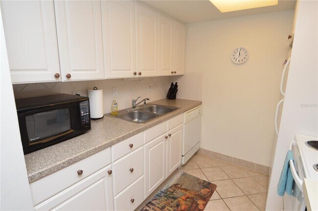 Building Photo - 12760 Indian Rocks Rd