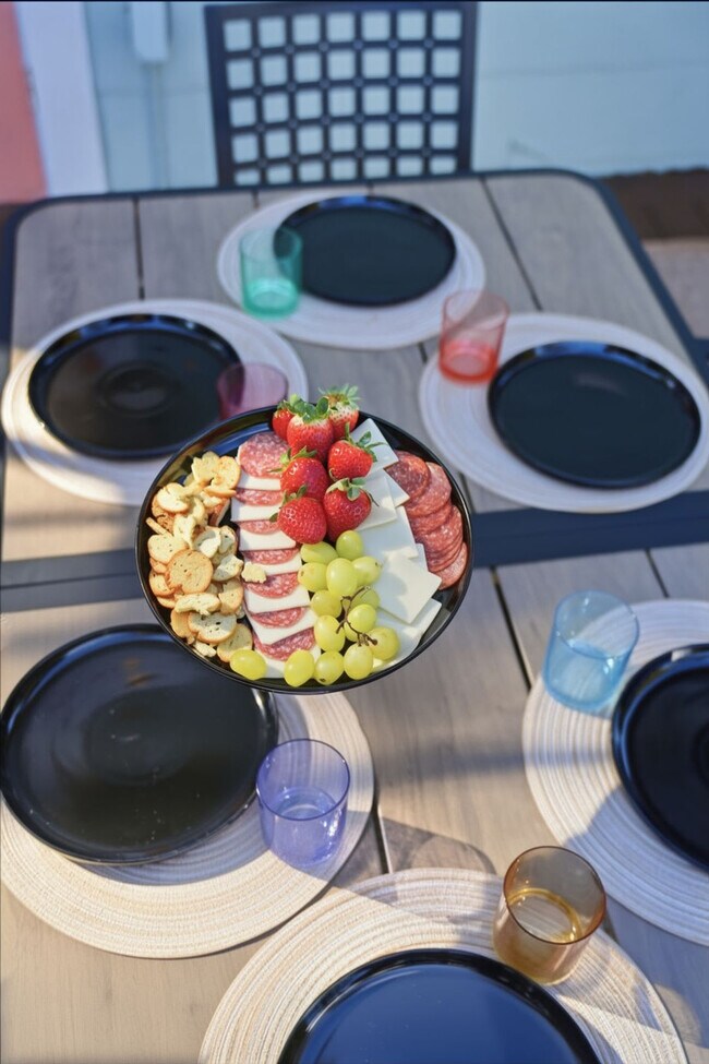 Building Photo - 720 1/2 West Woodlawn Avenue-SI ID1271939P