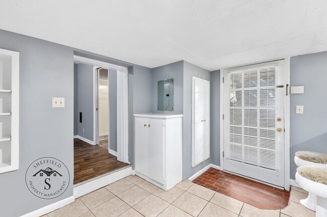 Building Photo - Charming 1 Bedroom, 1 Bath Duplex in Lakebottom – Ideal Location!