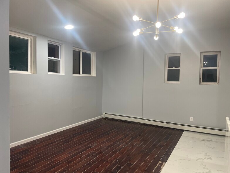 Building Photo - 12 S Lake Ave