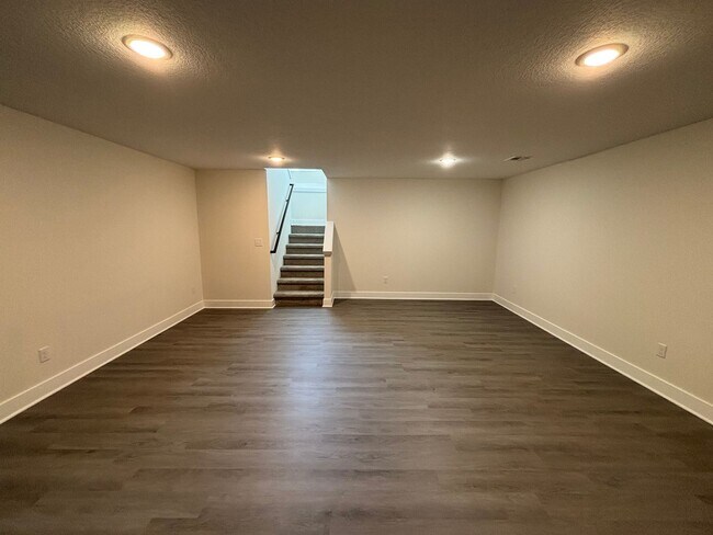 Building Photo - 5249/51 Chase