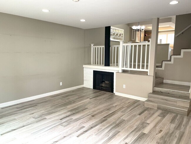 Building Photo - Updated 2 bedroom split level townhome