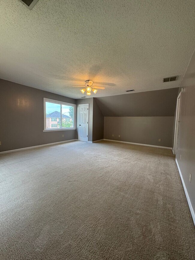 Building Photo - 2000/3 br/2.5 ba/bonus room/office 2,330 sqft