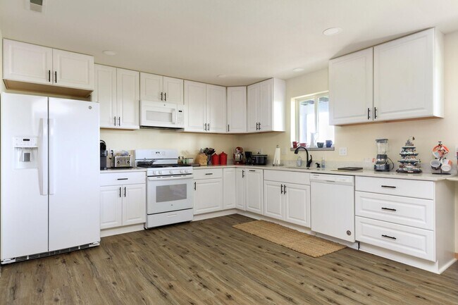 Building Photo - Gorgeous Lower Level Apartment Ready For a...
