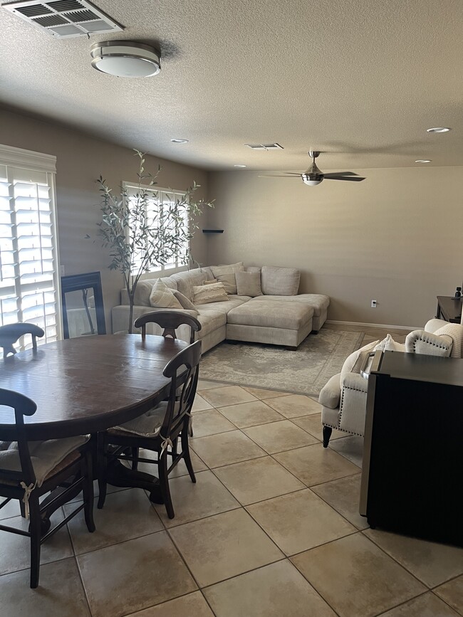 Building Photo - 615 Sky View Dr