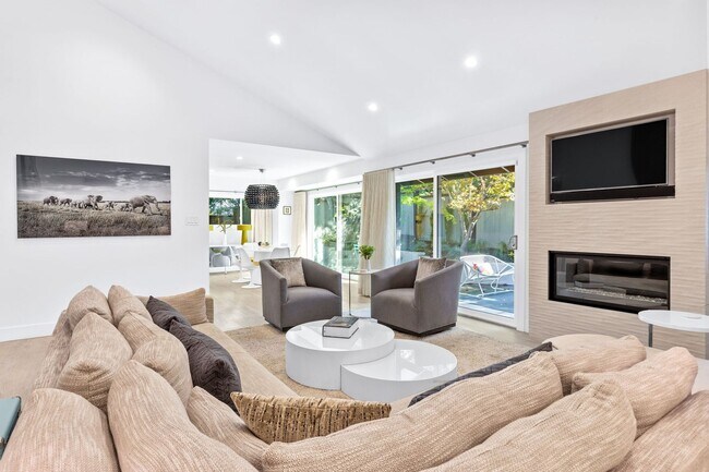 Building Photo - Stylish Condo in Desirable Alta Heights Neighborhood