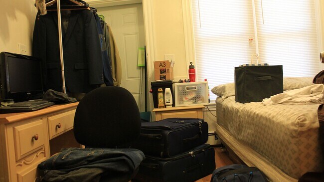 Building Photo - No Broker's Fee, Convenient Mission Hill Location, Eat-in Kitchen, In-Unit Washer and Dryer, Cent...