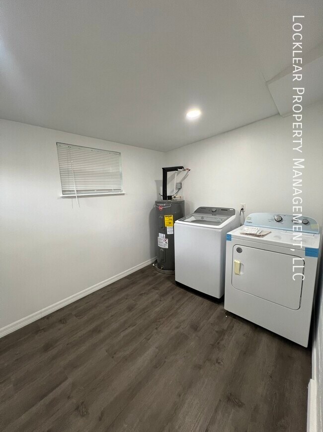 Building Photo - Renovated 3 Bedroom Duplex!