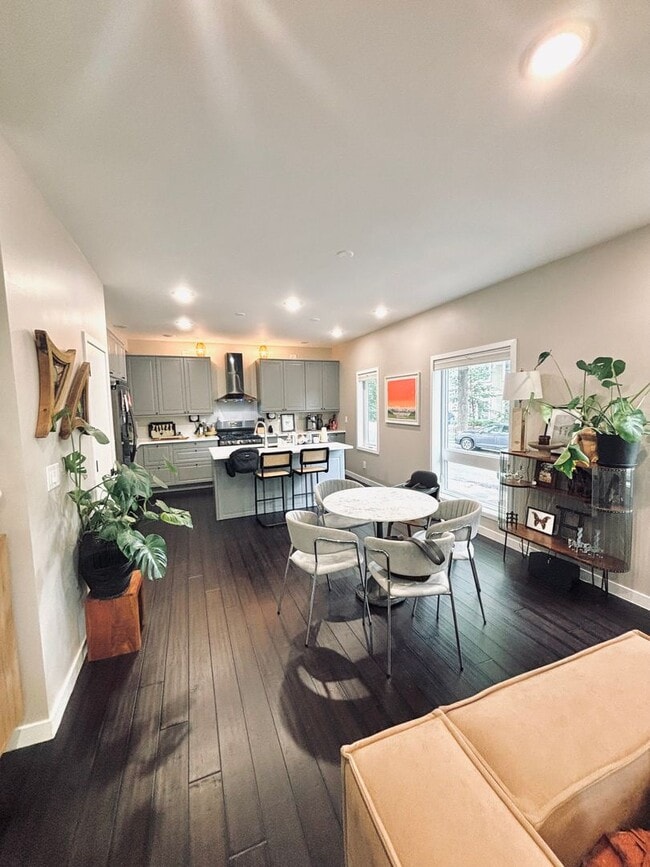 Building Photo - Rare Minnehaha Parkway rental under 5k! Be...