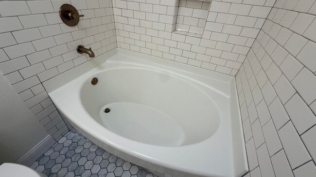 Building Photo - EPIC REA: Charming 2Bed/1Bath Condo w/ Parking