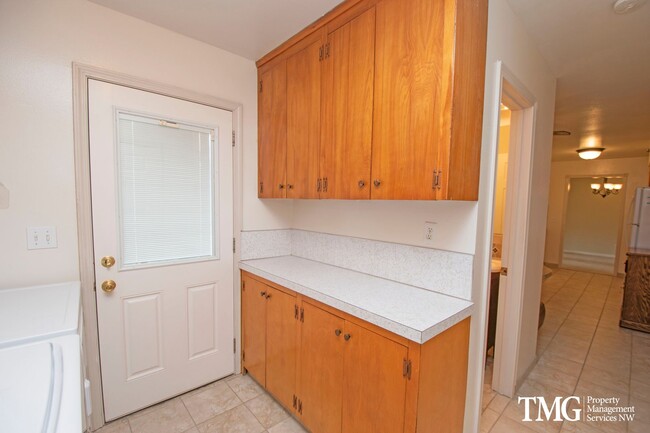 Building Photo - Beautiful Three Bedroom in Great Camas Nei...
