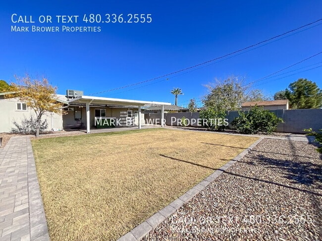 Building Photo - 2241 W Clarendon Ave