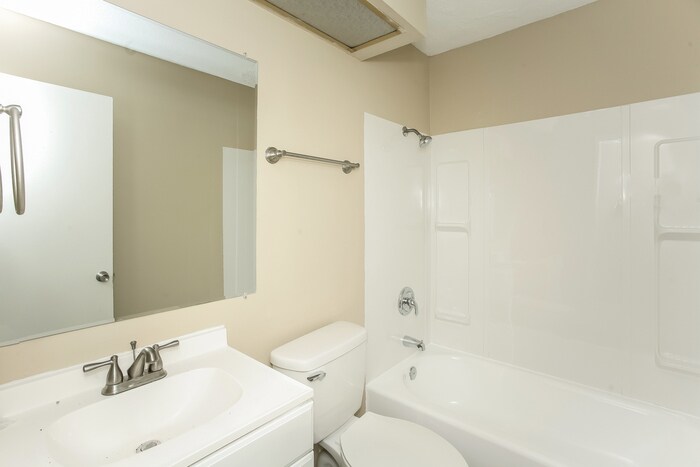 Building Photo - 1808 Forsythia Dr