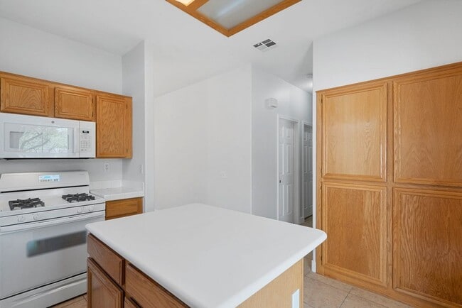 Building Photo - VERY CUTE 2 BEDROOM, SINGLE STORY HOME IN "GREEN VALLEY RANCH!!"