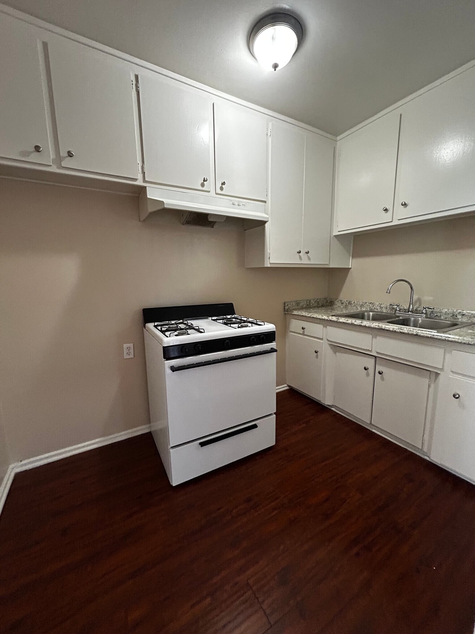 Building Photo - 882 N Los Robles Ave