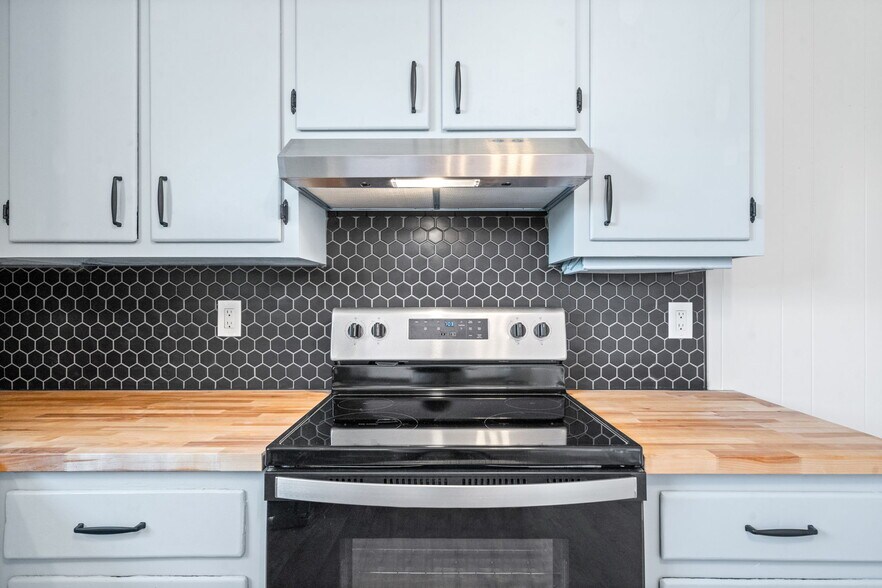 Building Photo - 208 Aster Dr